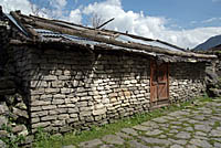 Stone building en route to Ghasa